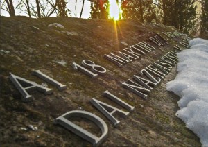 Il monumento che ricorda l'eccidio alla confluenza del Dordia nel Ceno. 